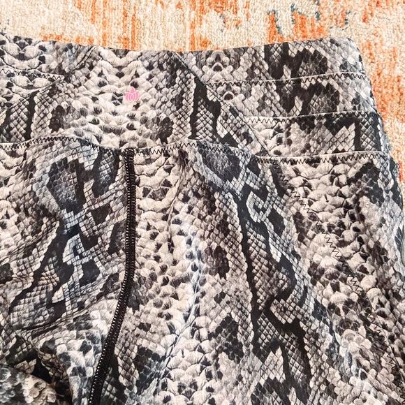 Kiragrace flirt moto python print athletic leggings size small- like new - Picture 5 of 5